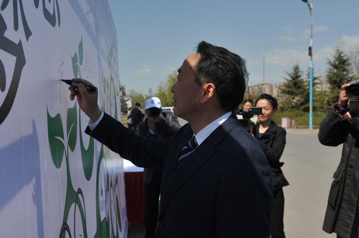 ȫ����ɨ�ƴ�ǡ�����С�鸱�鳤��칫�����Ρ��������ų������ֵܾ�����ǡ����ֳ��������ڡ��ܾ����棬ӵ�����롱ǩ������ǩ��